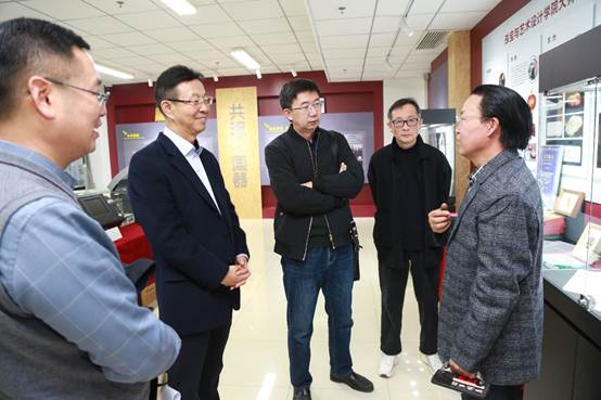 说明: 一群穿着西装的人站在一起描述已自动生成