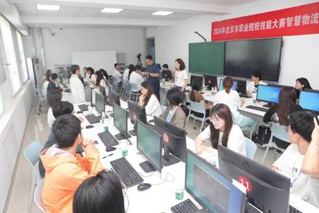 人们在看台上的人和电脑中度可信度描述已自动生成