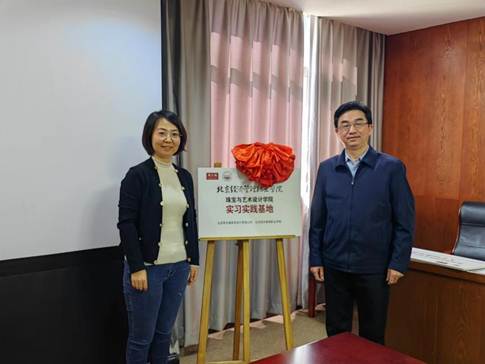 说明: 人站在房间里中度可信度描述已自动生成