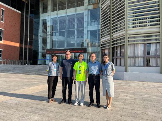 说明: 一群人在街道上行走描述已自动生成