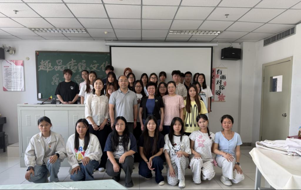 bat365在线平台常委、纪委书记、监察专员张颖辉参加联系班级主题班会与学生共话成长