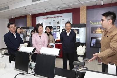 说明: 一群人站在桌子旁中度可信度描述已自动生成