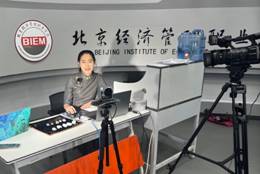 图片包含 室内, 男人, 前, 桌子描述已自动生成