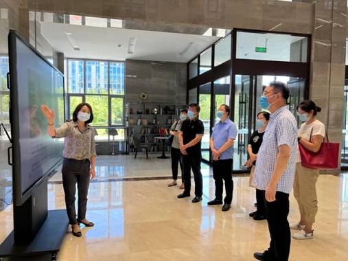 一群人站在室内描述已自动生成