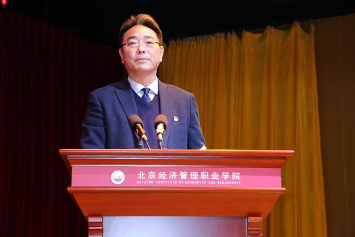 副校长 魏中龙 宣读表彰决定