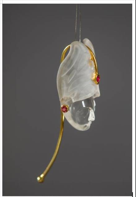 《爱之翼》 2021年工艺美术创新设计优秀奖材质：水晶 创作于2020年