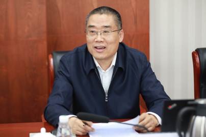 说明: 桌子前坐着穿蓝色衣服的人中度可信度描述已自动生成